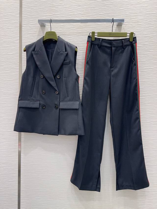 2025新款 简洁大气的马甲西装套 非常高级的进口质地 仔细看细节 颜色超正上身非常飒爽 干净有品 提气质~~完全按照高定成衣水准 无法不爱 气质Mm必入 Sm