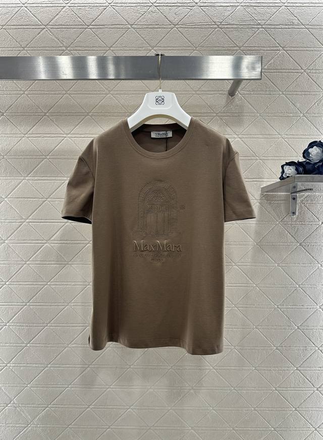 Maxmar*2026新品上架 圆领刺绣徽标 定制Yb原生全棉材质，透气舒适，质感十足，常规花苞短袖恤剪裁，咖色把意式简约美学拿捏得恰到好处！柔和的奶茶棕调温柔