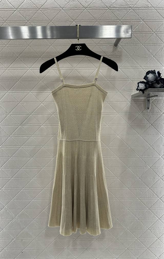 Chane*2026新品上架 针织吊带连衣裙 定制Yb棉毛纱线织造，质感舒适，裁剪垂顺流畅，平口领细吊带连衣裙，细闪黑吊带裙太戳心了！针织肌理糅合金银丝线细碎银