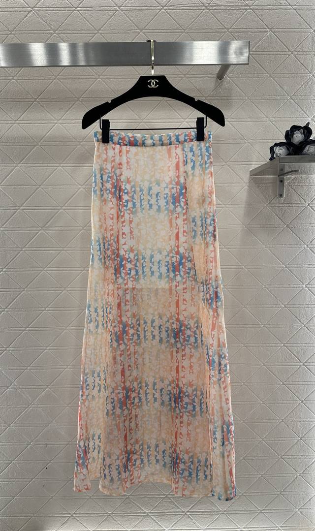 Chane*2026新品上架 活性印花中长半身裙 定制Yb进口真丝纺纱材质，质地轻薄，柔软亲肤，高腰中长半裙版型，晕染简直是春日浪漫代名词！粉橘与浅蓝交织的水彩
