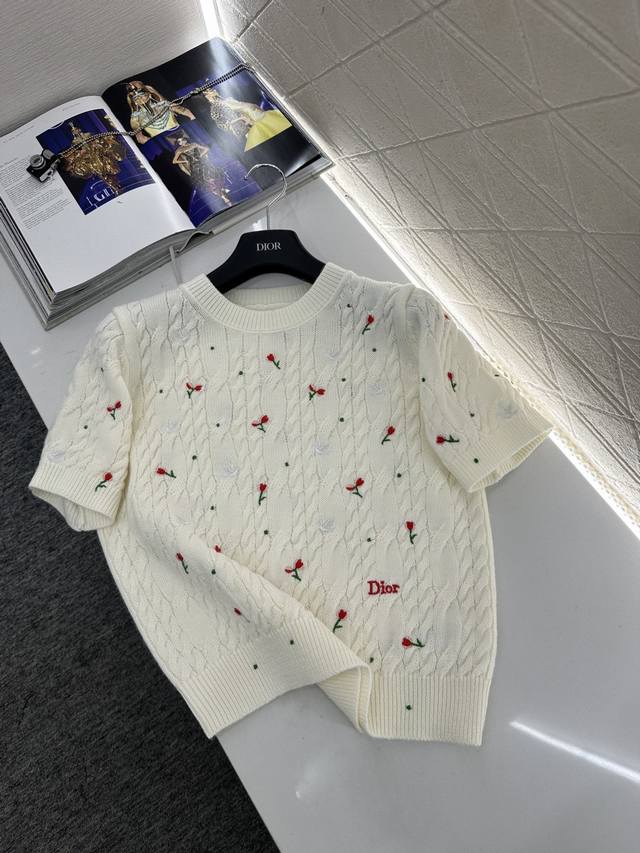 Dio*2026新品上架 圆领玫瑰碎花针织短袖 定制Yb羊绒针织材质，质感高级，舒适柔软，圆领针织短袖，奶油白也太懂少女心了！麻花肌理织出温柔质感，散落的樱桃刺