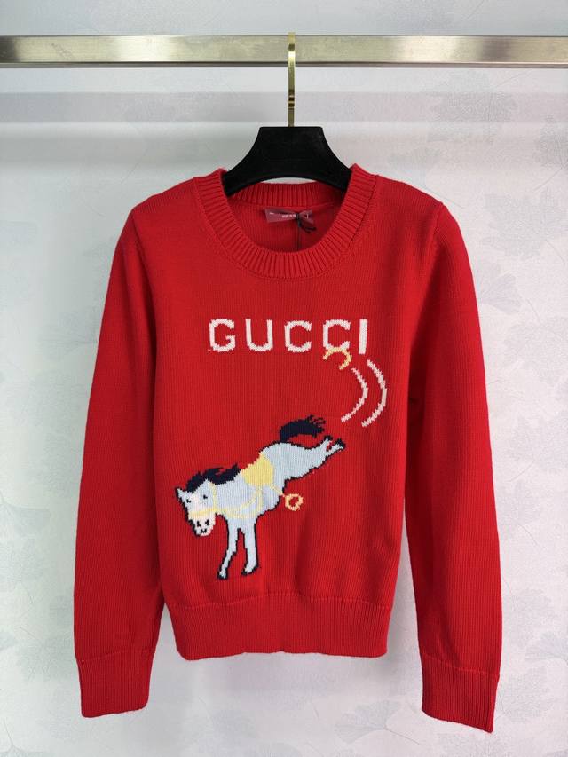 Gu*26早春新款红色马图案毛衣，采用羊毛混纺，柔软又保暖，正面有品牌标志和卡通马，趣味十足，辨识度高。圆领设计简约百搭，日常休闲或节日都能轻松驾驭，搭配牛仔裤