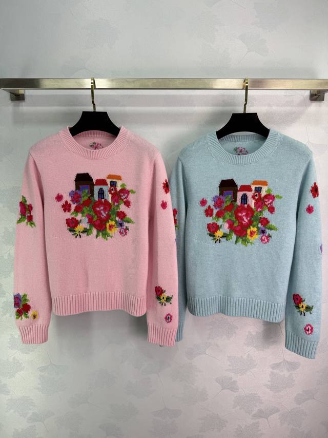 Er*26早春新款羊绒针织衫，采用 Adf提花工艺，胸前花卉与小屋刺绣超有春日氛围感，减龄又活力，圆领直身版型，包容多种身材，袖口和下摆罗纹收口，搭配牛仔裤或半