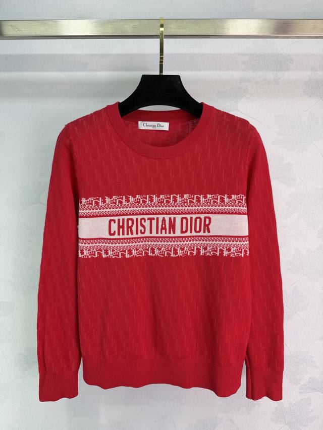 Dio*26早春新款提花针织衫，采用高品质针织面料，胸前Logo提花图案，品牌感满满 ,圆领设计简约大方，日常或节日都能轻松驾驭。红色超显活力，搭配深色裤装或裙