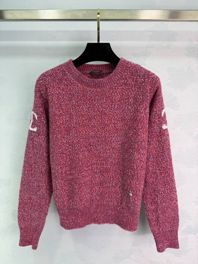 Ch*25秋冬新款毛衣，100%羊毛材质，柔软亲肤，圆领设计+袖口双C标志，品牌感满满 。玫红色调显白又提气，日常或正式场合都能轻松驾驭！1色3码Sml T22