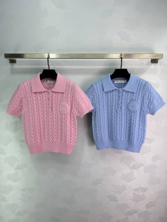 Dio*2026早春新款麻花竖条纹针织翻领毛衣 定制Yb羊绒纱线织造，穿搭舒适，质感十足，翻领毛衣裁剪，通体包边饰以竖坑条螺纹，大身竖排列分布疏密绞花麻花钩织图