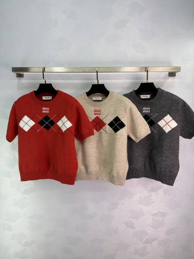 Miu*26早春新款菱格短袖毛衣，经典菱格纹+撞色设计，学院风满满3色3码Sml T226B