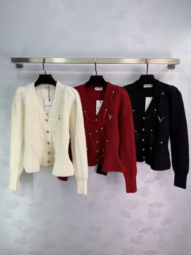 Va*25秋冬新款针织开衫 柔软针织面料 金属纽扣+流苏珍珠点缀，细节满满 V字胸针超有辨识度，秋冬穿搭必备，保暖又时髦，通勤休闲都能轻松驾驭，搭配裙装或高腰裤