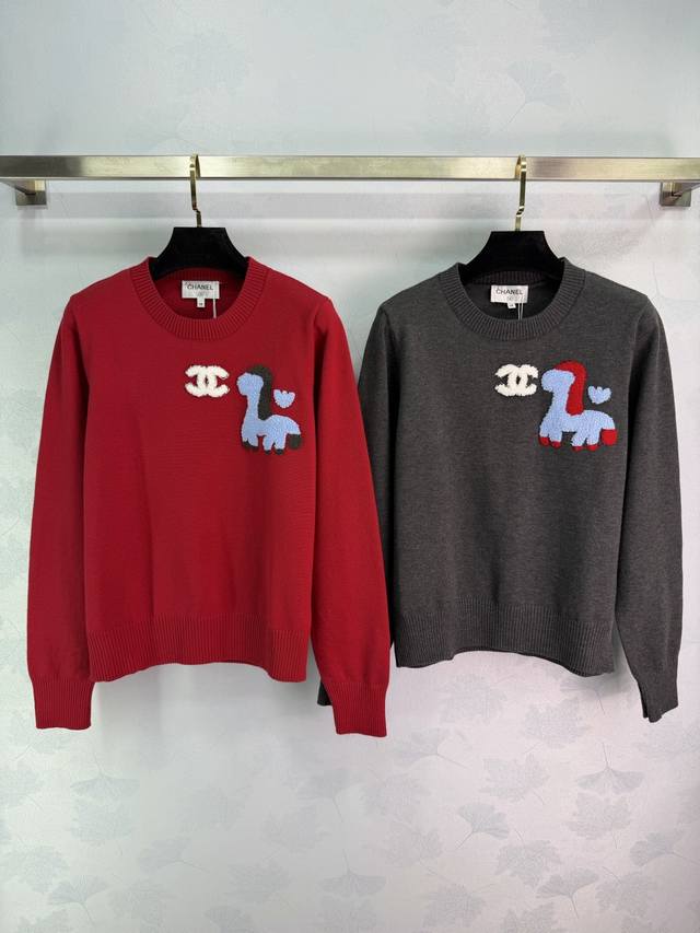 Ch*26早春新款刺绣针织毛衣 柔软针织面料 胸前马+双Clogo刺绣，趣味又经典，辨识度满分。圆领长袖设计，日常休闲都能穿，节日氛围感拉满，轻松打造个性穿搭2