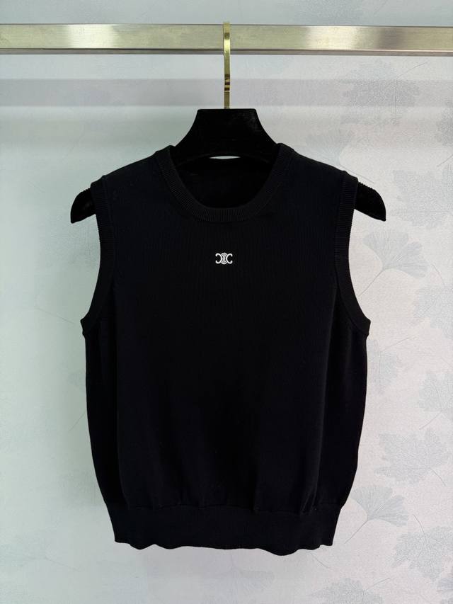 Ce*2026早春新款刺绣徽标针织背心！定制针织材质 舒适软糯 弹力十足 圆领针织背心裁剪 成衣选用高级纯色 为简易穿搭增添文艺气息 高级剪裁贴合人体曲线 胸前