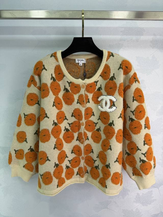 Ch*25秋冬新款橙色南瓜毛衣开衫，采用柔软针织材质，立体植绒南瓜图案超有复古氛围感细节满分