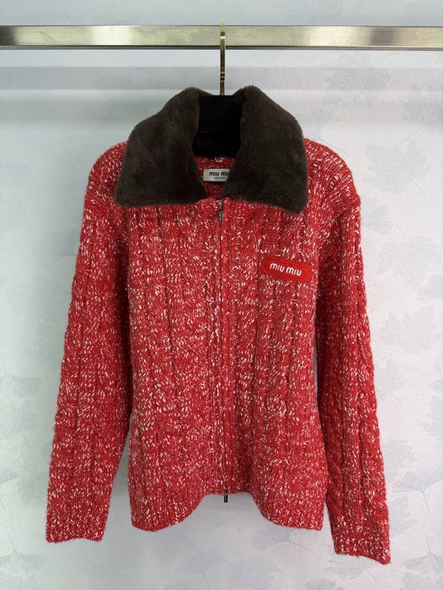 Miumi*2025秋冬新款毛茸茸翻领雪花彩点拉链开衫外套！定制Yb羊毛纱线织造，细腻柔软，弹力十足 ，精致连帽拉链开衫版型，通体以细腻纹理钩织，两色雪花点状交