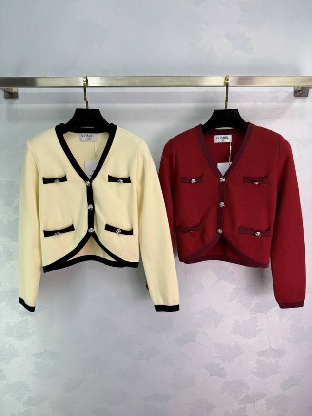 Ch* 2026早春新款撞色包边V领针织长袖开衫！定制羊绒纱线织造，密度细针织造，软糯质地，舒适亲肤，V领开衫剪裁，大身前襟圆扣山茶花装点，穿出简约松弛感，配合