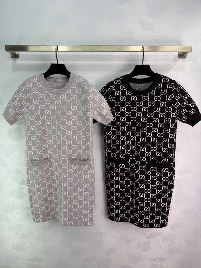 Gucc* 2026早春新款提花针织圆领短袖连衣裙！定制羊毛针织材质 舒适软糯 弹力十足 圆领针织短袖连衣裙裁剪 领口袖口螺纹包边 舒适有弹力 成衣双G撞色提花