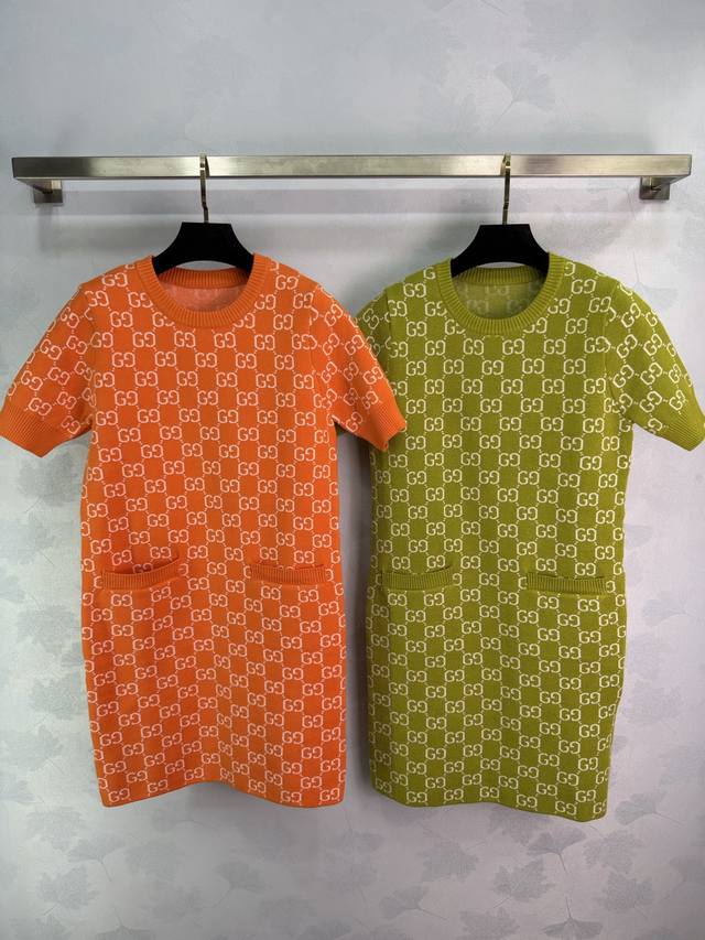 Gucc* 2026早春新款提花针织圆领短袖连衣裙！定制羊毛针织材质 舒适软糯 弹力十足 圆领针织短袖连衣裙裁剪 领口袖口螺纹包边 舒适有弹力 成衣双G撞色提花