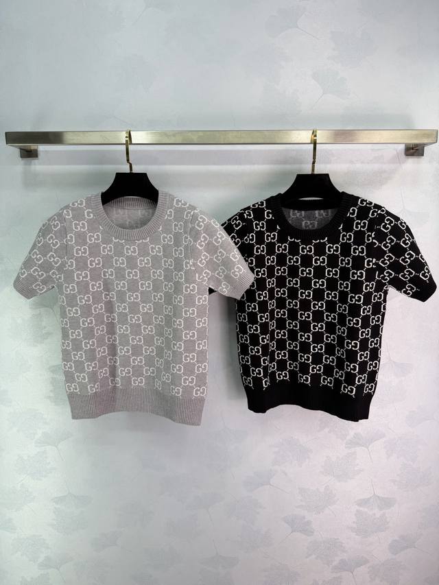 Gucc* 2026早春新款提花针织圆领短袖！定制羊毛针织材质 舒适软糯 弹力十足 圆领针织短袖裁剪 领口袖口螺纹包边 舒适有弹力 成衣双G撞色提花满印 彰显调