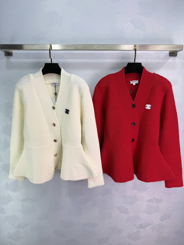 Ch*26早春新款V领针织开衫 柔软针织面料 竖条纹理设计 简约又大方 金属纽扣+胸前双C 细节满分 下摆微喇叭造型 层次感十足 无论通勤还是休闲都能轻松搭配衬