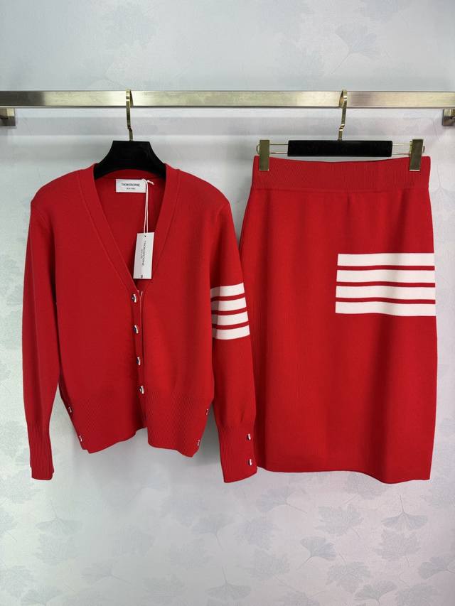 Tb*26早春新款经典针织套装，包含V领开衫 +高腰半裙，100%羊毛材质，柔软亲肤超舒适，标志性四条杠设计，开衫袖口，半裙侧边都有，辨识度满分2色3码Sml