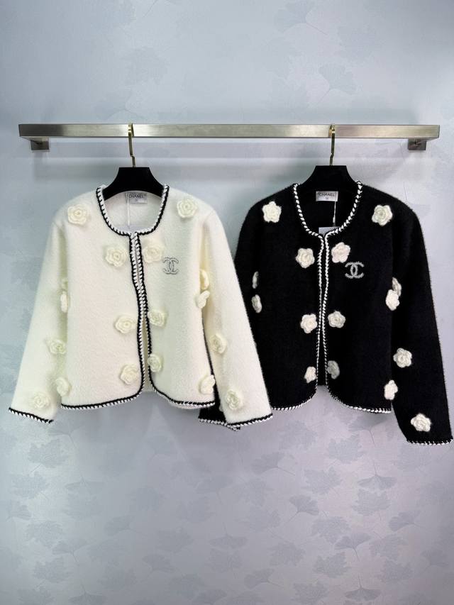 Ch* 2026早春新款立体花朵圆领针织开衫！定制水貂绒混纺材质织造 细腻柔软舒适 毛绒量明显 圆领针织开衫剪裁 领口撞色编织条延伸织下摆袖口相呼应 搭配胸口双