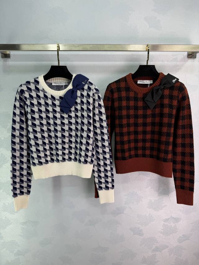 Dio*26早春新款针织毛衣，经典千鸟格 针织面料柔软舒适，领口蝴蝶结点缀，优雅又有辨识度。日常通勤，休闲都能穿。时髦又洋气，是衣橱必备百搭单品2色3码Sml