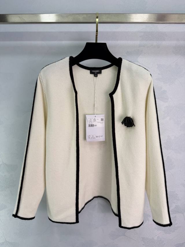 Ch*25秋冬新款针织开衫，柔软材质超舒适，黑色边饰+胸前小流苏，简约又有细节感，无纽扣开襟设计，穿脱超方便，日常通勤或休闲都能轻松驾驭。搭配衬衫，连衣裙都很出