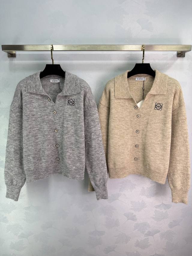 Loe*25秋冬新款针织上衣 柔软针织面料超舒服，翻领+正面纽扣设计，胸前Logo刺绣超有细节感,常规版型，包容多种身材，随便搭牛仔裤，半裙都好看，通勤休闲都能