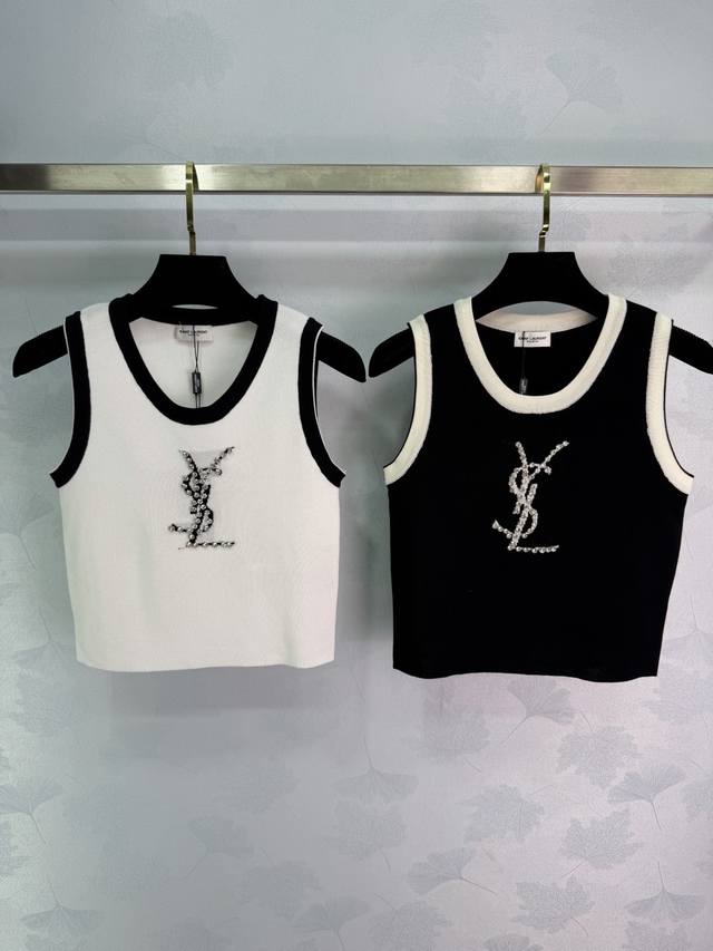 Ys*26早春新款钉珠刺绣针织背心，柔软针织面料，胸前经典标志+手工钉珠刺绣，细节超精致，辨识度满分。无袖设计，轻松打造时髦层次感。日常通勤，休闲场合都能轻松驾