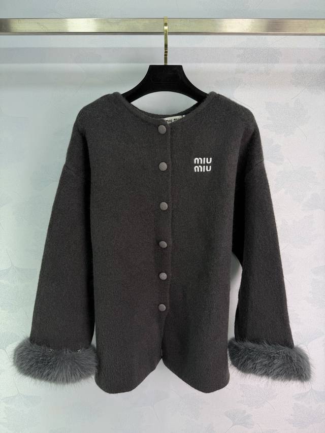 Miu*25秋冬新款外套 采用高品质羊毛混纺，柔软又保暖，秋冬穿超合适袖口毛绒装饰，细节满分，正面多颗纽扣+品牌刺绣，辨识度超高。版型宽松，舒适又时髦，通勤休闲