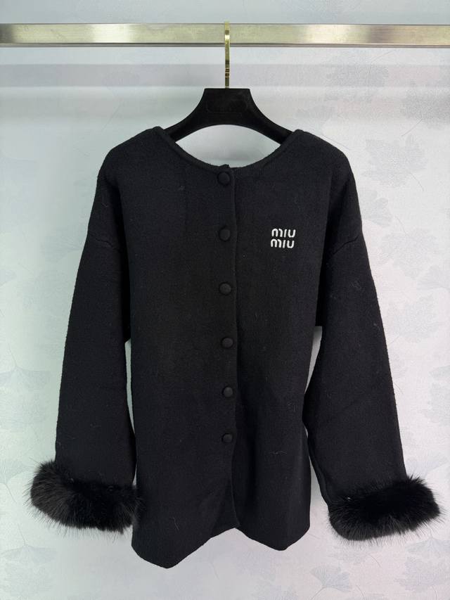 Miu*25秋冬新款外套 采用高品质羊毛混纺，柔软又保暖，秋冬穿超合适袖口毛绒装饰，细节满分，正面多颗纽扣+品牌刺绣，辨识度超高。版型宽松，舒适又时髦，通勤休闲