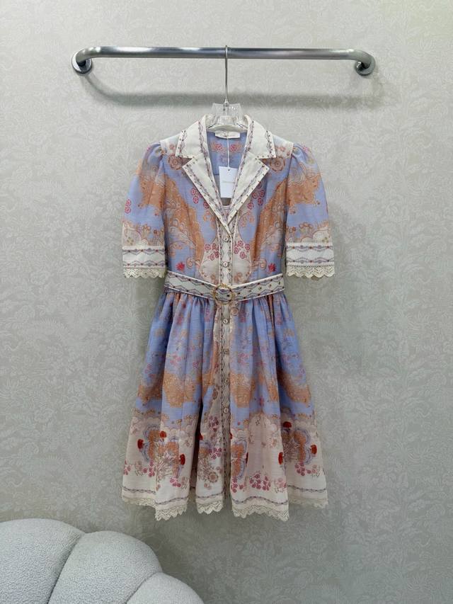 Zimmerman*兹 默曼26早春新款两件套新款连衣裙 翻领泡泡短袖 系扣前襟灯笼短款连衣裙搭配定制腰带 上身采用纽扣门襟设计和灯笼袖设计，配以松紧袖口细节，