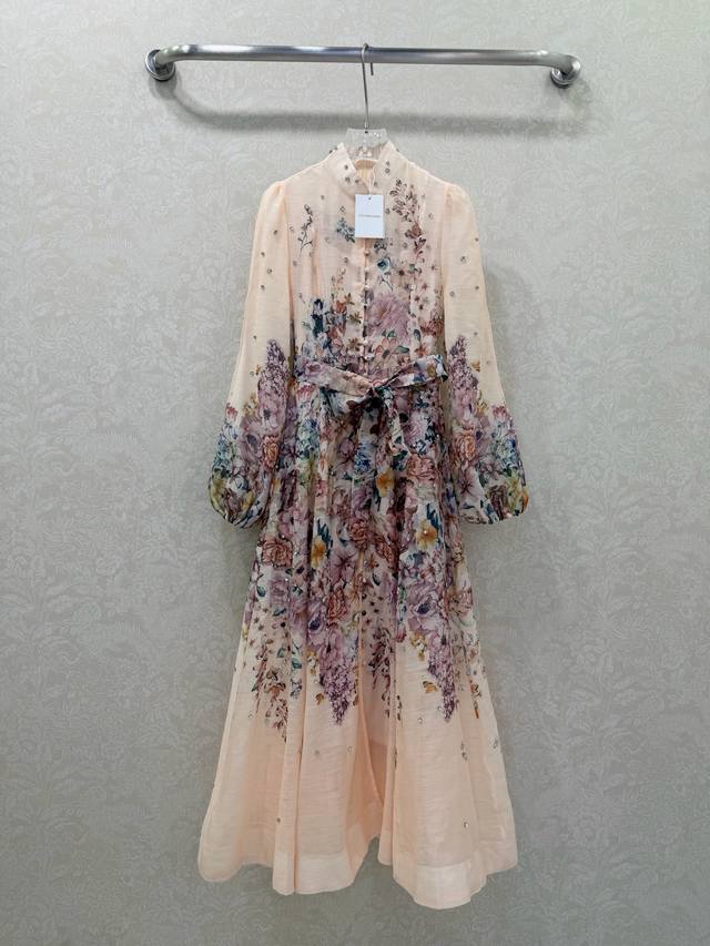 Zimmerman*兹 默曼 26早春新款百花系列长款连衣裙 小立领和灯笼袖设计 全身订珠 前襟单排本布包扣 眼部袖口繁花锦翠 超吸睛让人眼前一亮 袖口收紧变成