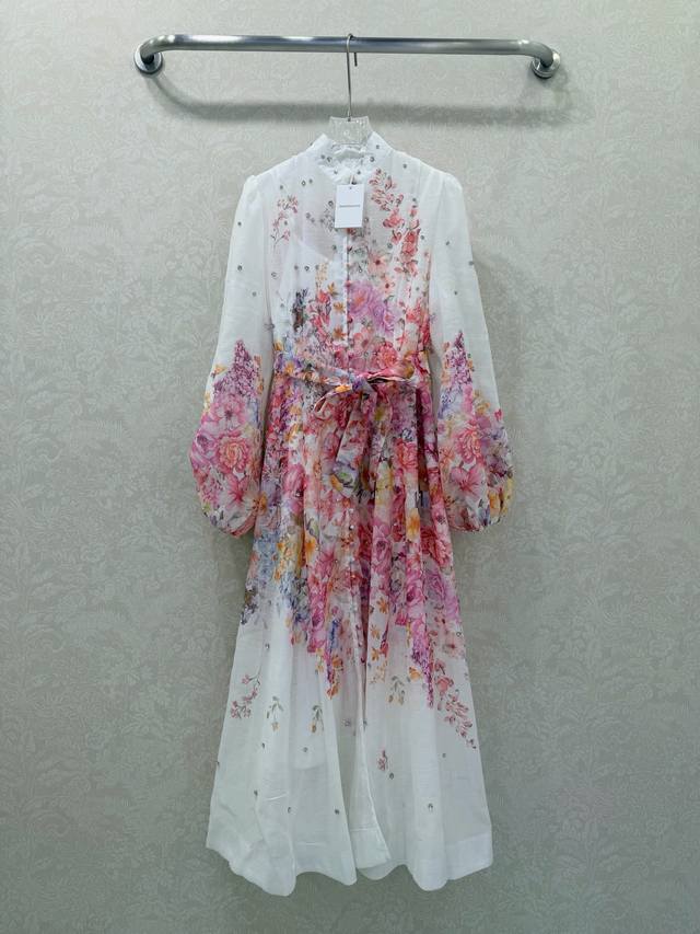 Zimmerman*兹 默曼 26早春新款百花系列长款连衣裙 小立领和灯笼袖设计 全身订珠 前襟单排本布包扣 眼部袖口繁花锦翠 超吸睛让人眼前一亮 袖口收紧变成