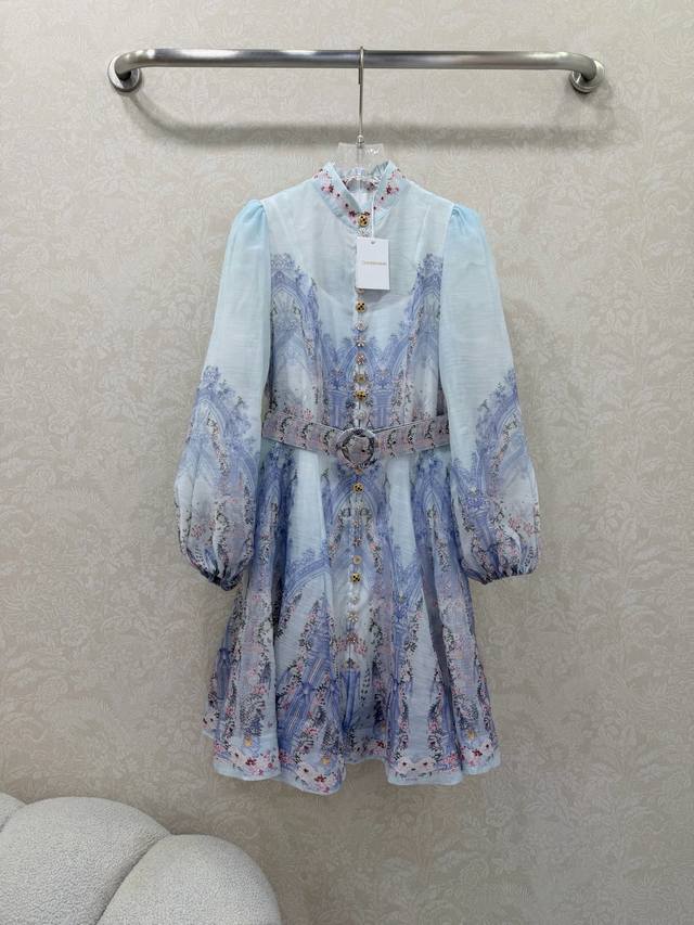 Zimmerman*兹 默曼 26新出花色立领短款连衣裙 小立领和灯笼袖设计 前襟定制多宝花样五金 超吸睛让人眼前一亮 袖口收紧变成泡泡袖 配送本布色系腰带 裙