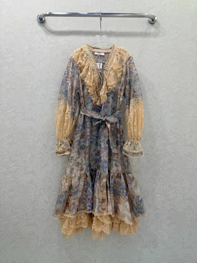 Zimmerm*26新款V领绑带荷叶袖口蕾丝连衣裙 长款 超重工艺来袭！整件定制水溶花蕾丝！完美复刻Yb 胸前V领开放式绑带设计 袖口 肩膀裙摆拼接蕾丝撞色棉麻