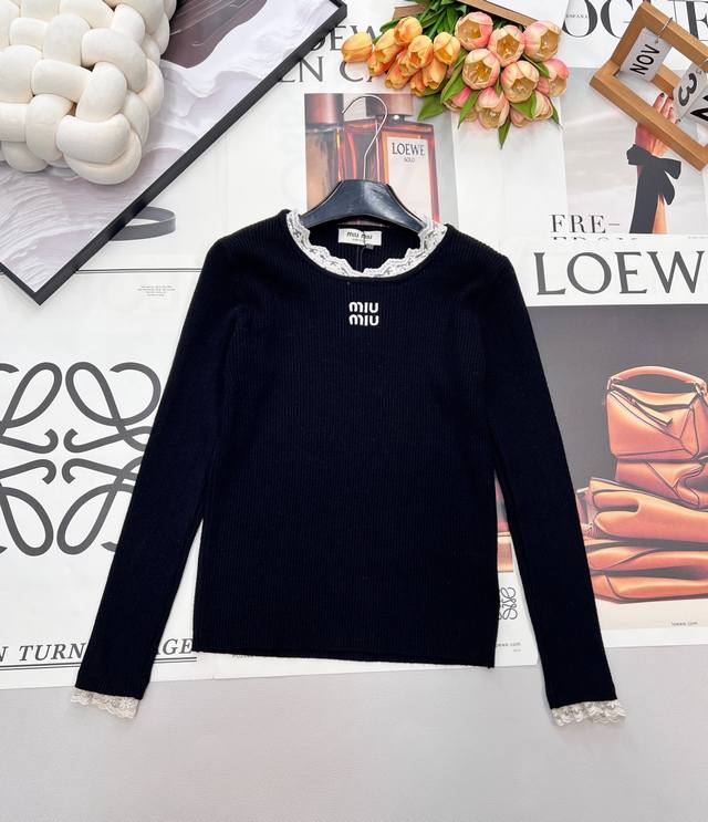 Miumiu新款字母刺绣拼蕾丝针织打底衫，温柔与精致并存的缪缪针织打底衫，是秋冬内搭的绝佳选择。竖坑条针织面料贴合身形，勾勒出利落线条，兼具柔软亲肤的穿着感；领