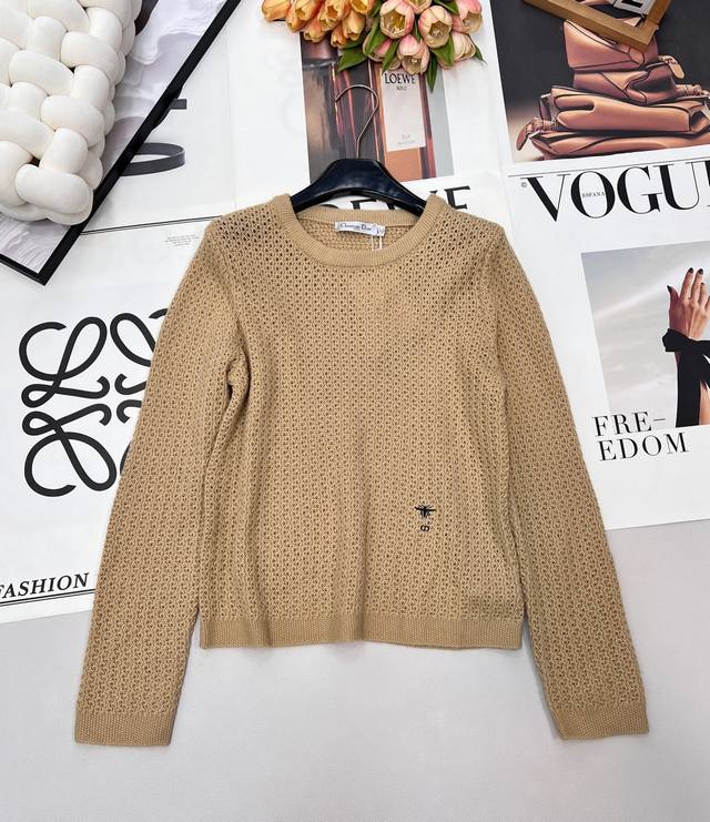 Dior 蜜蜂刺绣菱格镂空针织衫 经典简约设计 蜜蜂Logo刺绣点缀配，宽松版型减龄又时髦！ 整件上衣很轻薄，舒适又透气 将日常的镂空的高级感十足 上身温柔高级