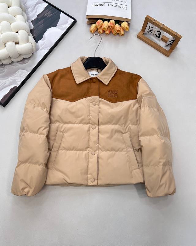Miumiu2025新款翻领拼接撞色羽绒外套，定制Yb进口防风防水尼龙材质，白鹅绒填充内里，整件轻盈保暖，翻领时尚羽绒外套，暖和不显臃肿，穿搭性更强。长方格压纹
