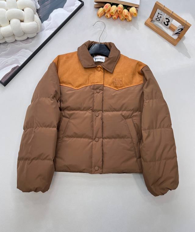 Miumiu2025新款翻领拼接撞色羽绒外套，定制Yb进口防风防水尼龙材质，白鹅绒填充内里，整件轻盈保暖，翻领时尚羽绒外套，暖和不显臃肿，穿搭性更强。长方格压纹
