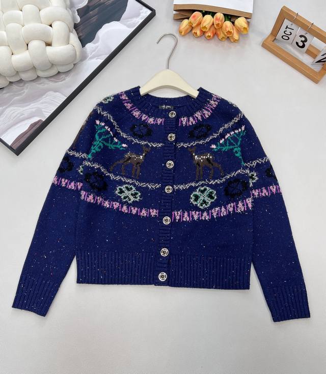 25N｜Chanel滑雪系列 麋鹿圣诞树圆领开衫 定制高级羊绒多色纱线面料 整件衣服超级重工的设计 上半衣身麋鹿与圣诞树的点缀超有冬日氛围感 袖口出做了拼色设计