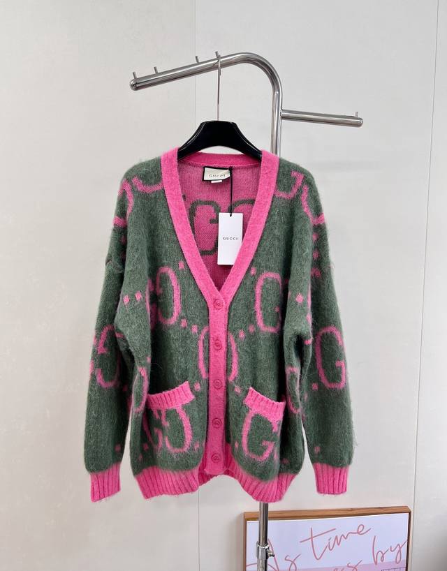 Gucci最新款开衫外套！复古风的领袖者 正反俩面都可以穿 采用进口拉绒羊毛马海毛混纺而成！非常有份量的一件..俩面通体饰有不同配色的大号Gg提花图案 上身太好