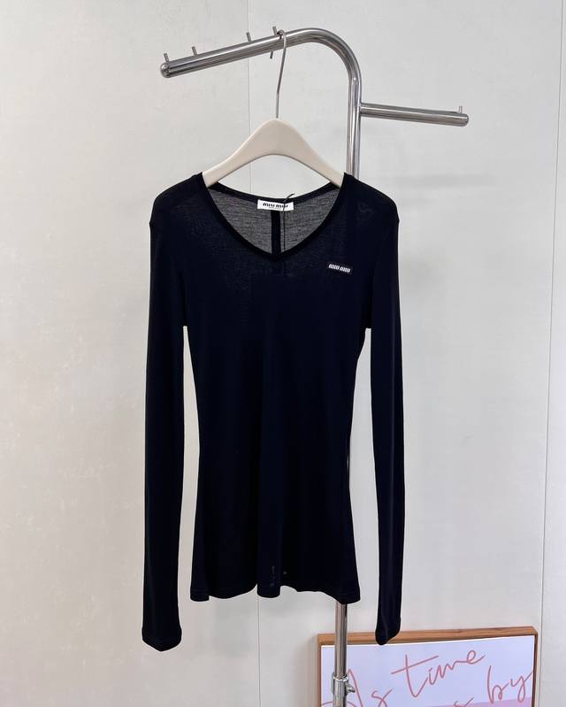 Miumiu2025Ss新款天丝羊毛打底衫，今年秋冬必入的叠穿打底衫，天丝+羊毛的质地，手感满分亲肤柔软，上身保暖+透气性十足，弹性非常大不挑身材，如果讨厌紧绷