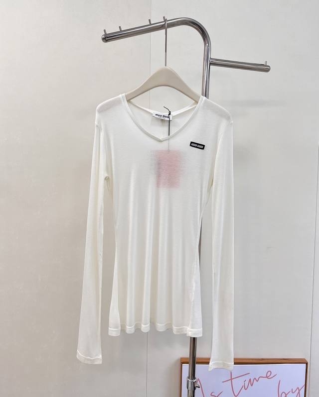 Miumiu2025Ss新款天丝羊毛打底衫，今年秋冬必入的叠穿打底衫，天丝+羊毛的质地，手感满分亲肤柔软，上身保暖+透气性十足，弹性非常大不挑身材，如果讨厌紧绷