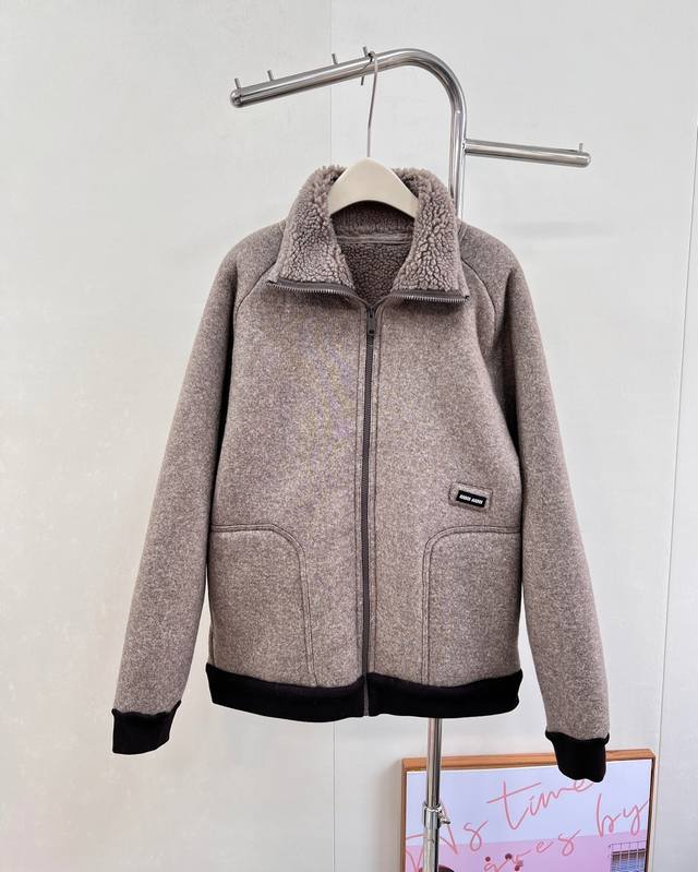 Miumiu25Ss秋冬新款温暖美拉德配色，来Get秋冬第一件外套～软乎乎廓形摇粒绒外套穿上就是时髦精，秋冬首选 今年必入的羊羔毛外套 性价比拉满 超软保暖性高