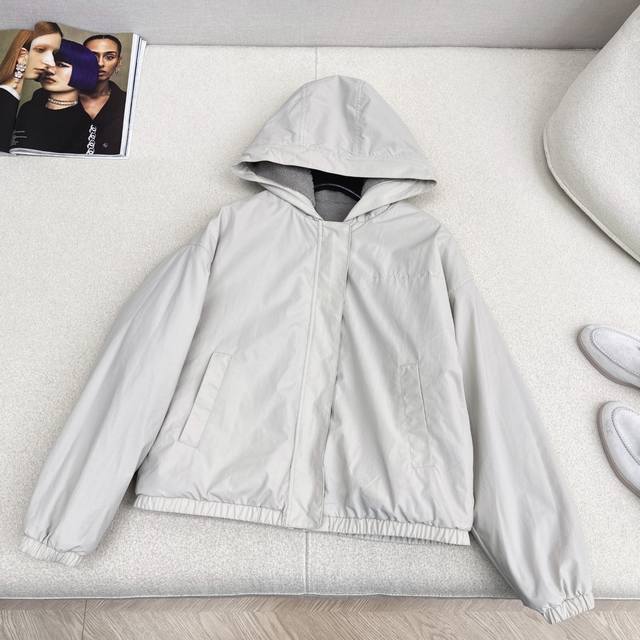 Canada 25Ss 秋冬最新款两面穿连帽泰迪毛外套 定制泰迪羊羔毛+防风尼龙材质 毛量充足防风御寒 连帽外套剪裁 一面防风防水尼龙材质 胸口点缀专属字母徽标