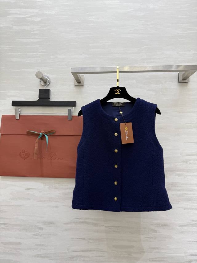 Lp新款 深蓝色羊毛粗花呢马甲 质地厚实保暖 无袖设计＋金色纽扣 细节满分 圆领剪裁简约大方 通勤休闲都能轻松驾驭 经典“老钱风”气质 搭配高腰裤或半身裙 优雅