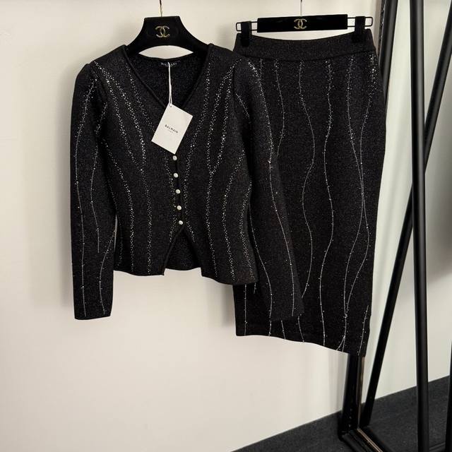 款号20259260 Balmai*新款套装，时尚烫钻亮丝混纺Ｖ领修身长袖针织衫上衣+包臀收腰针织半裙，黑色，红色，S-Xl， S码：胸围84，袖长58，长51