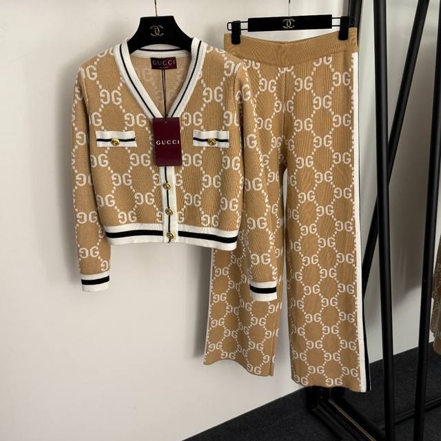 款号20259253 Gucc*新款套装，老花Gg字母单排扣V领长袖针织开衫+高腰针织长裤，卡其色，粉色，S-Xl， M码：胸围90，袖长55，长45；腰围66