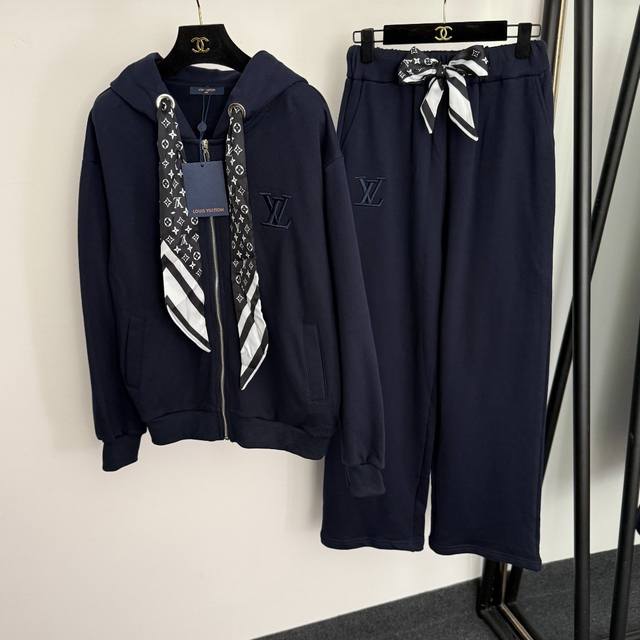 款号20259242 Lv*新款套装，老花丝巾刺绣字母长连帽拉链外套+松紧腰休闲长裤，藏蓝色，Sml， M码：肩宽52，胸围108，袖长57，长63；腰围64弹