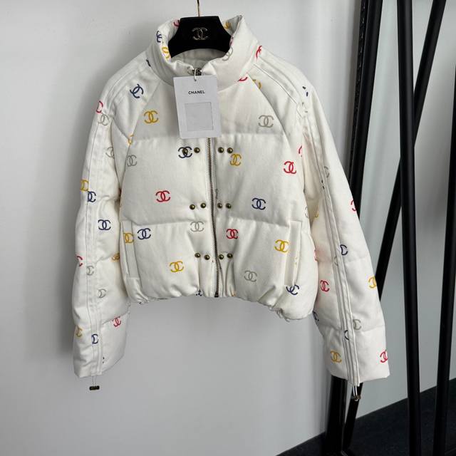 款号20259238 Chane*新款 彩色Logo印花立领长袖90%白鸭绒羽绒服外套，白色，Sml， M码：胸围132，袖长71，长53；重量：1.175Kg