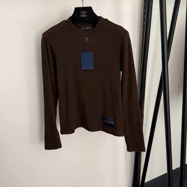 款号20259236 Lv*新款 蓝色领标Logo贴布 字母纽扣装饰修身长袖打底衫 纯棉T恤，深咖色，黑色，Sml， M码：肩宽36，胸围86，袖长57，长54